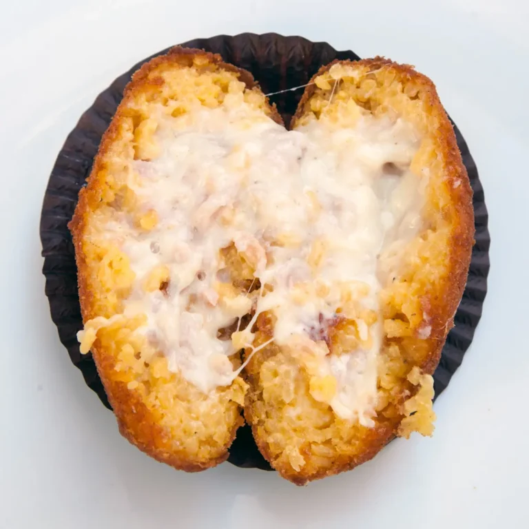 Arancina al burro aperta con prosciutto e mozzarella filante
